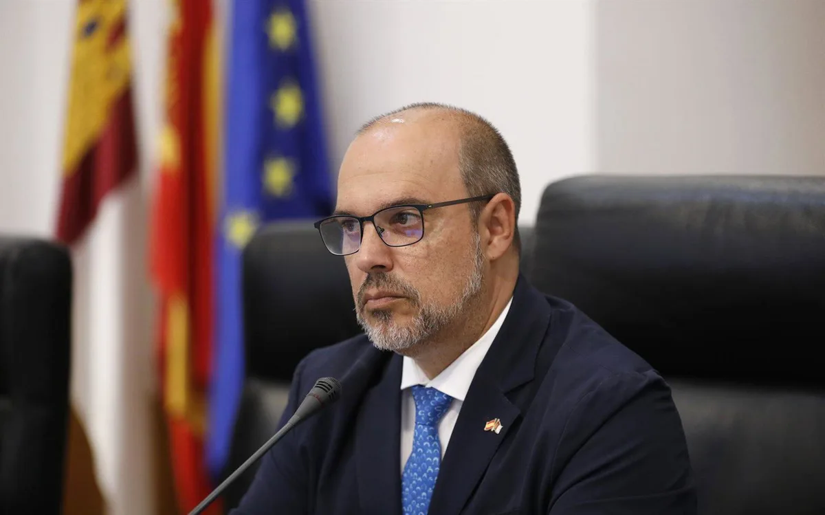 El presidente de las Cortes de C-LM reivindica el "respeto al adversario político" en el Día de la Democracia
