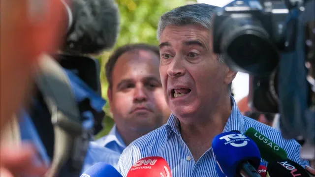 Líder do PS solidário com manifestantes (e pede protestos responsáveis)