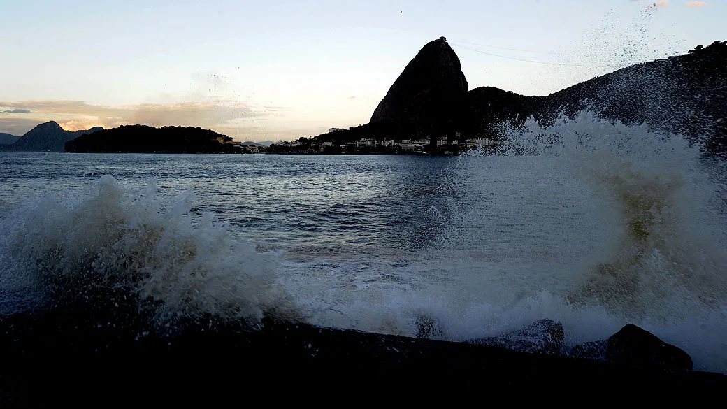 Ressaca coloca litorais de São Paulo e Rio em alerta nesta terça; ondas chegam a 3 metros