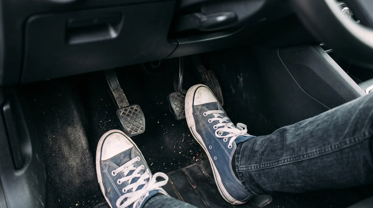 Descansar o pé no pedal da embreagem enquanto dirige: esse vício comum gera multa?