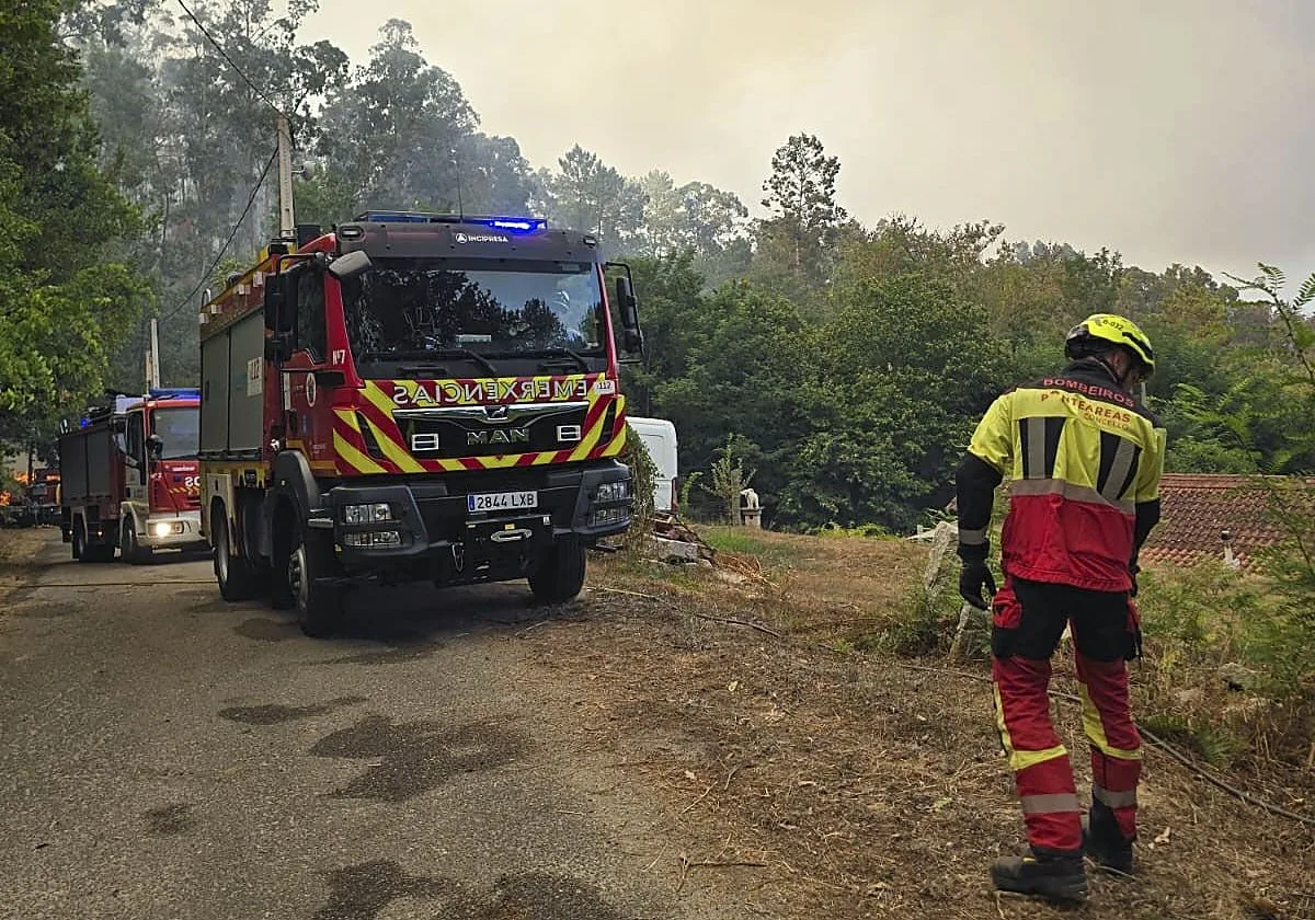Un incendio forestal calcina ya más de 20 hectáreas en Ponteareas (Pontevedra)