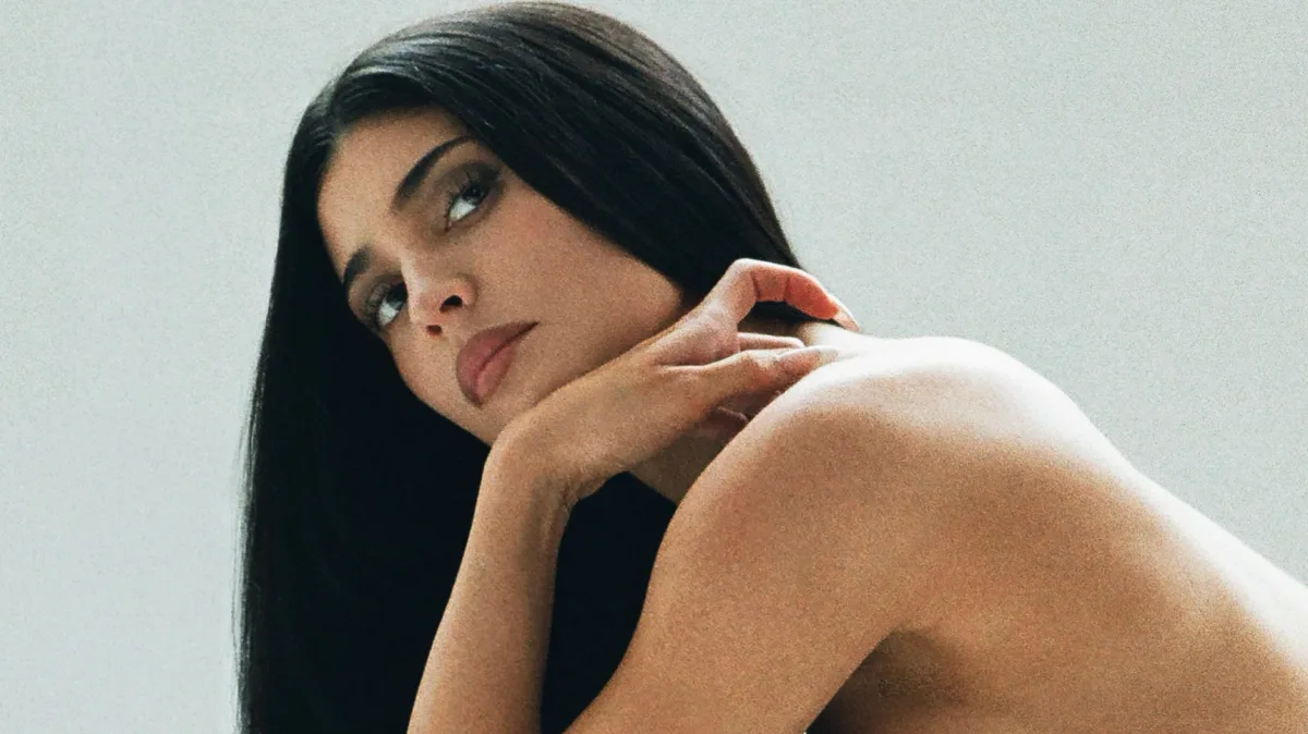 Kylie Jenner, se desnudó totalmente para presentar su línea de calzado “soñado”: ojotas con tacos