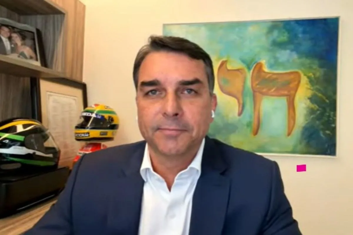 Flávio Bolsonaro vai ao TSE contra Lula por uso do Alvorada em entrevista