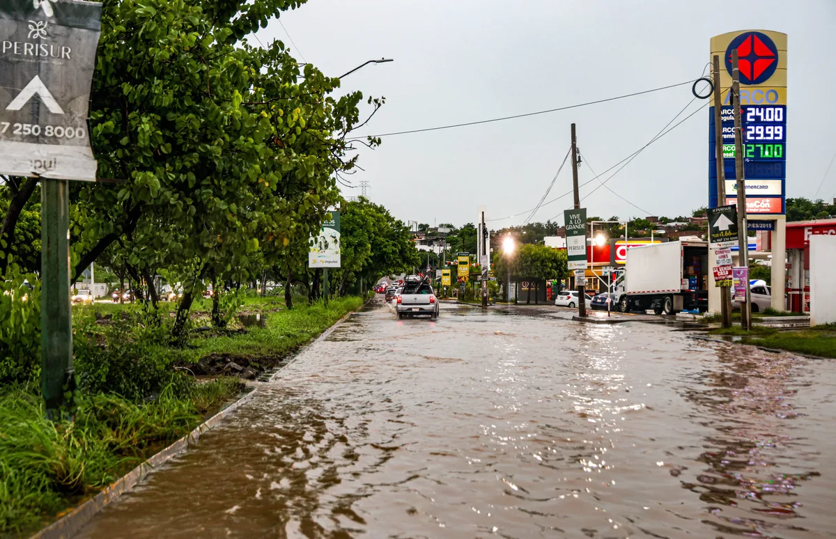Monzón mexicano y ondas tropicales 28 y 29 azotarán con lluvias intensas a diversos estados
