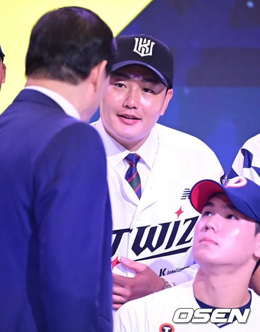 [사진]최지만, '허구연 KBO 총재에게 지명 축하 받으며'