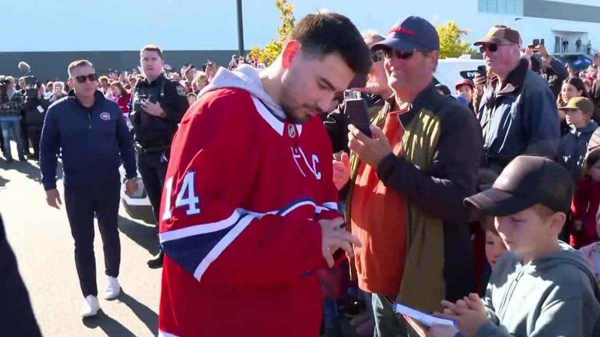 Canadiens and Senators sign autographs ahead of Kraft Hockeyville game