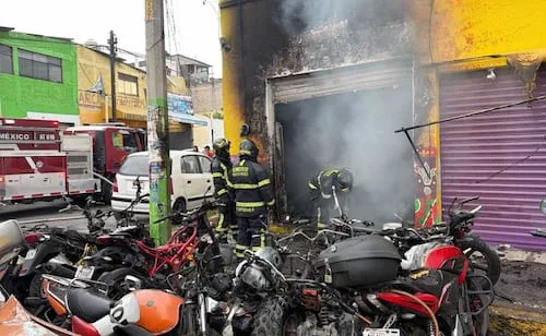 Bomberos controlan incendio en taller de motos en Iztapalapa; fuego daña 15 motocicletas