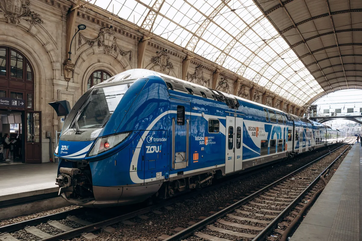 Ralentir, passer à l’électrique, prendre le train… Comment les Français s’adaptent à l’envolée des prix des carburants