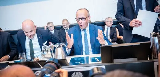 CDU/CSU: Ex-Fraktionschef Brinkhaus rechnet mit Friedrich Merz ab