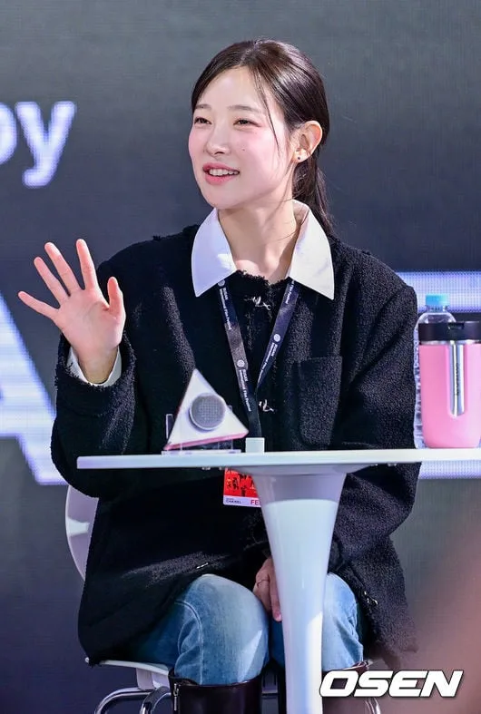 [사진]김아영, '팬들 향해 반갑게'