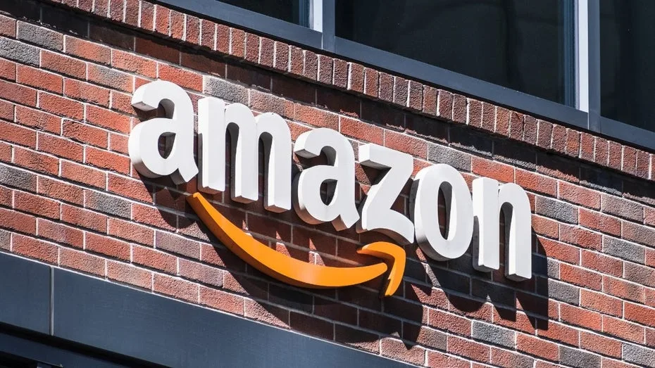 Amazon scannt und zerstört Bücher für KI: So geht es in einem geheimen Lagerhaus zu