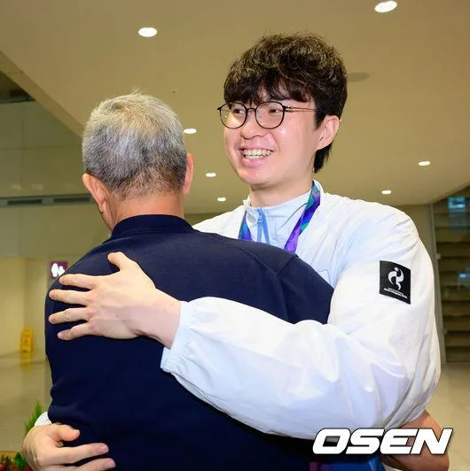 [사진]AG 금메달 이현중, 아버지 축하 받으며 미소 가득