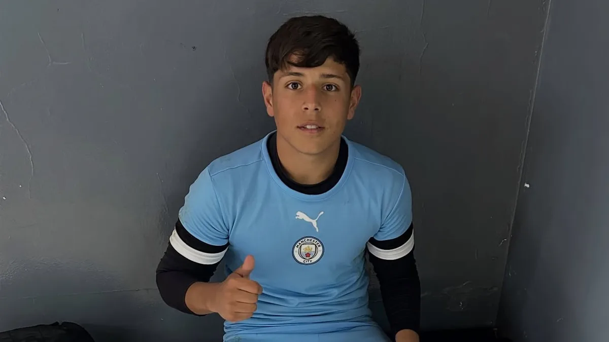 Quedó libre de Morón a los 18 años, pensó en dejar el fútbol y ahora el Manchester City lo llamó para entrenar en Inglaterra