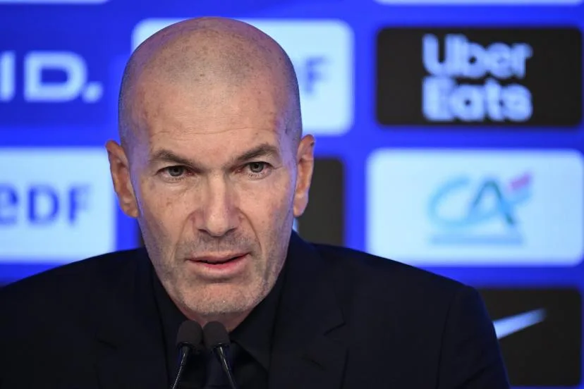 Zinédine Zidane, le sélectionneur des Bleus, ne veut pas trancher au sujet du Ballon d'Or : « Sincèrement, il n'y aura pas de discussion »