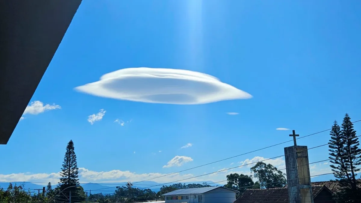 Nuvem em formato de disco voador chama atenção de moradores do Litoral do RS; veja imagens