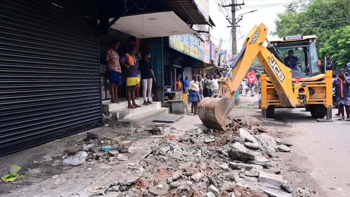Dindigul Corporation removes encroachments near Kamarajar Bus Stand