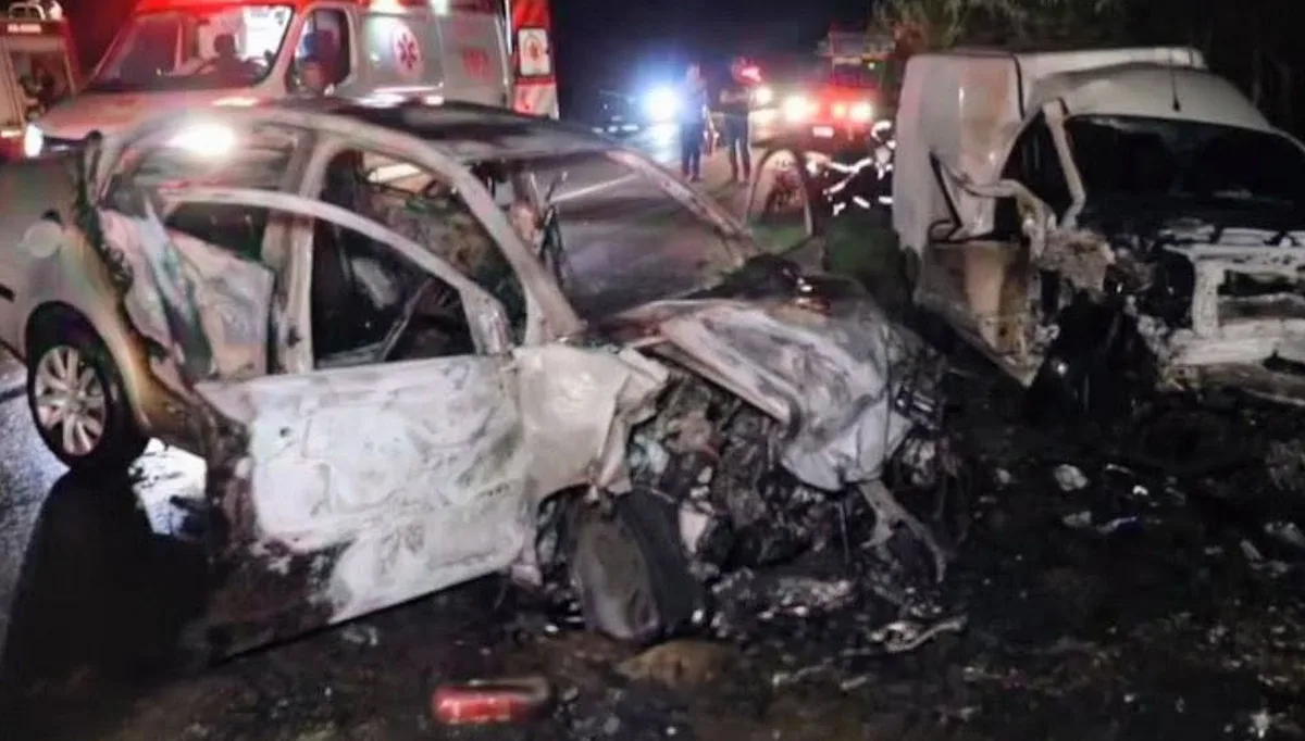 Três pessoas morrem e duas crianças ficam gravemente feridas em batida frontal entre carro e furgão