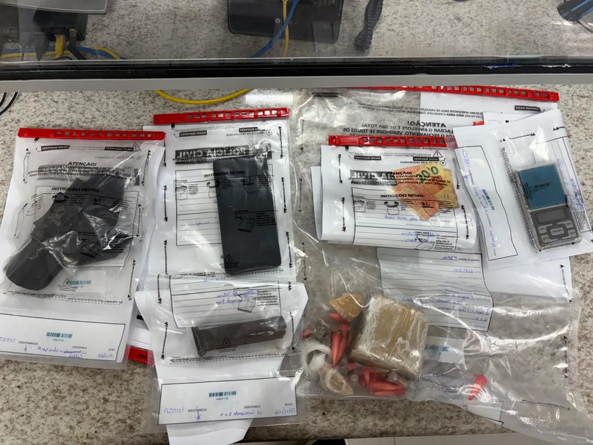 Jovem é preso com drogas e carregador de pistola em Vitória