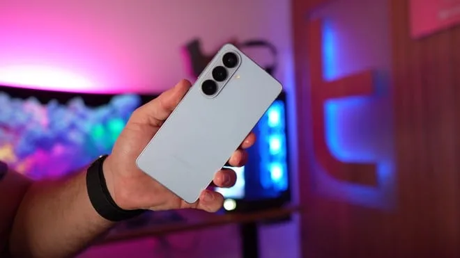 Samsung Galaxy S26 melhora marca do antecessor e passa das 40 horas de uso | Teste de bateria oficial
