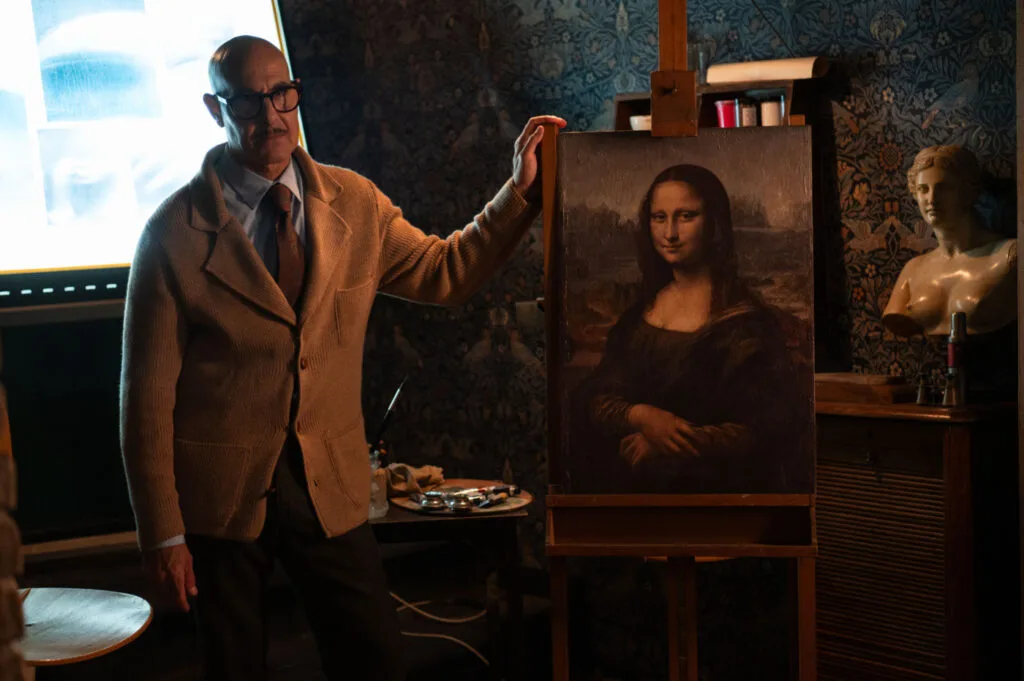 Stanley Tucci planeja ROUBAR a Mona Lisa no trailer do filme de assalto ‘Masterplan’