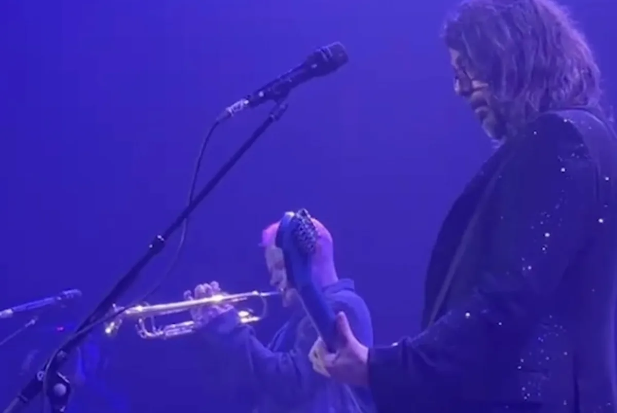 Sensacional: Flea toca “Everlong” no trompete ao lado de Dave Grohl