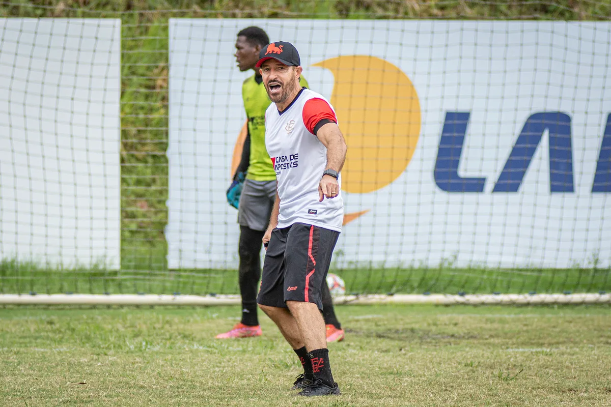 Ídolo do Vitória, Ramon projeta jogo decisivo e exalta trio ofensivo