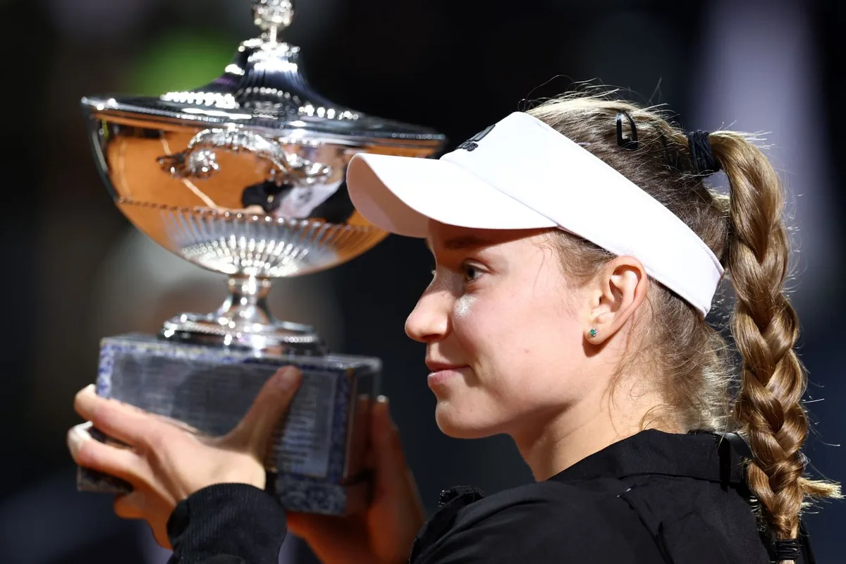 Елену Рыбакину встретили в раздевалке шампанским после её победы на US Open — 2026