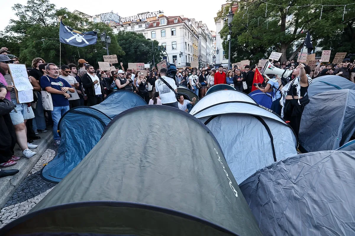 "Estamos a lutar por um direito nosso e vamos continuar aqui". Protesto pela habitação monta tendas em Lisboa