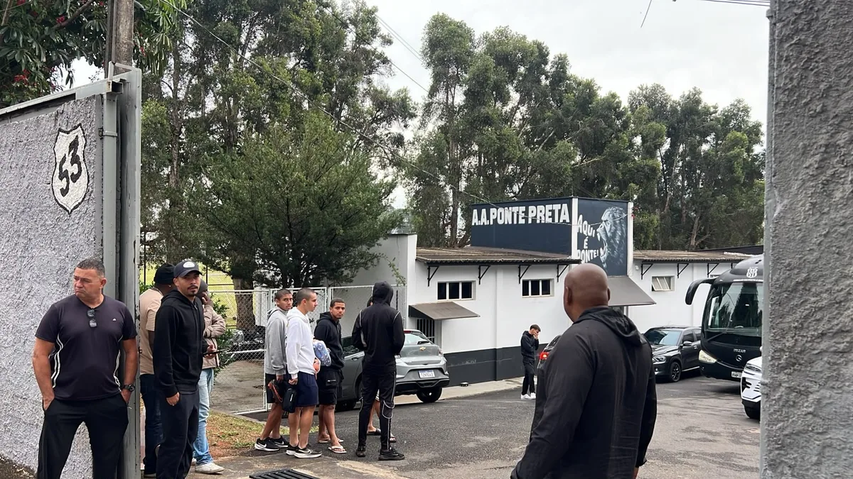 Sem receber, elenco da Ponte suspende atividades: "Sentimento de abandono"
