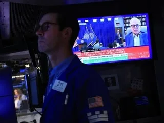 L’inflation « trop élevée » pousse la Fed à serrer la vis et braver Trump