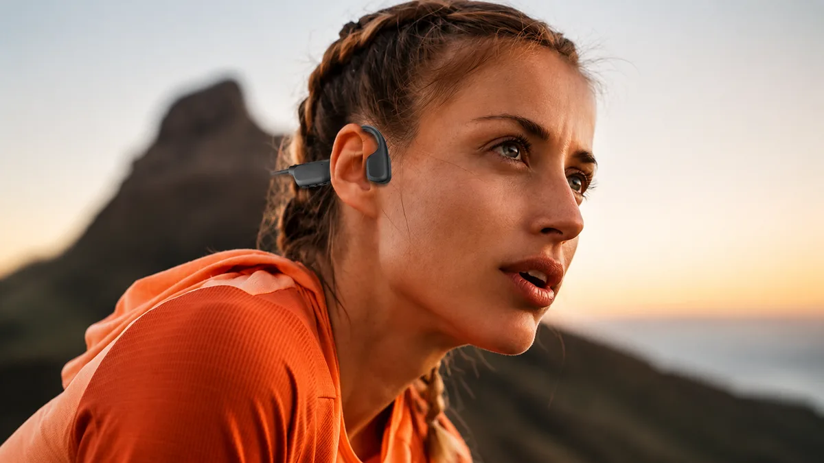 Nageurs et coureurs : ce casque à conduction osseuse IPX8 passe à 42,99€ chez Amazon