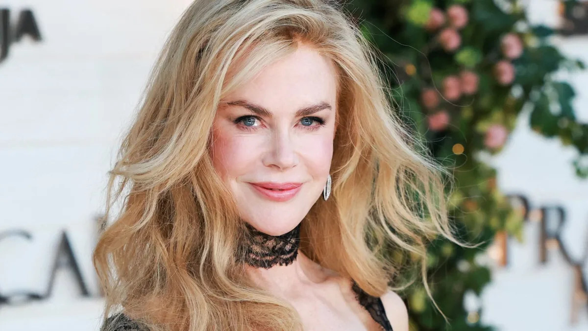 Nicole Kidman más impactante que nunca en la alfombra roja: transparencias, escote y tajo extremo por Versace
