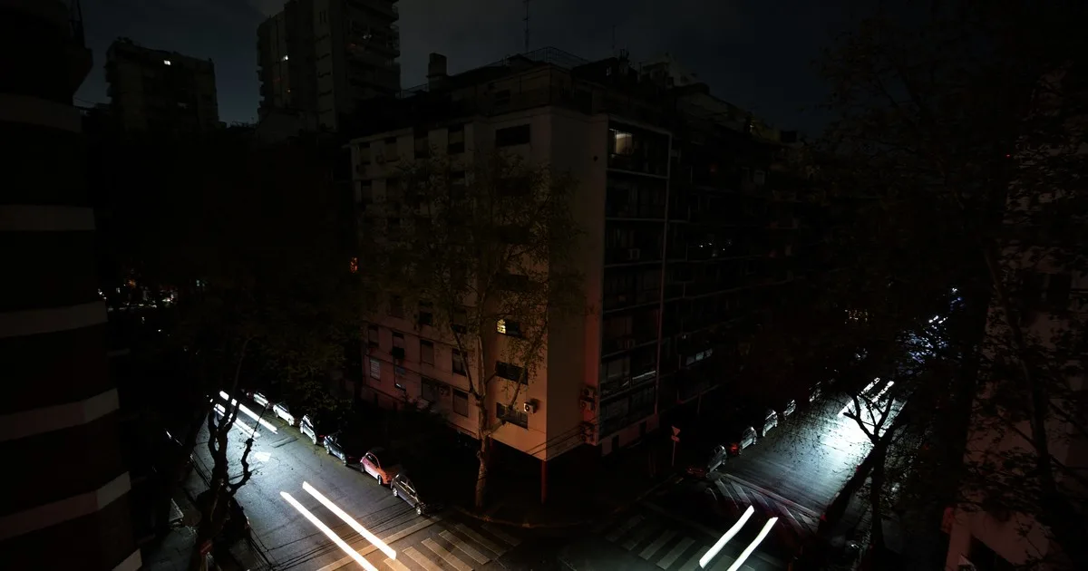 Caos, oscuridad y miedo: sigue el desconcierto por el apagón masivo que afectó a 1,5 millones de personas y hay temor por el verano