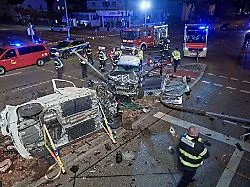 Trümmerfeld nach schwerem Unfall: Autos krachen in Heidenheim frontal ineinander - mehrere Verletzte
