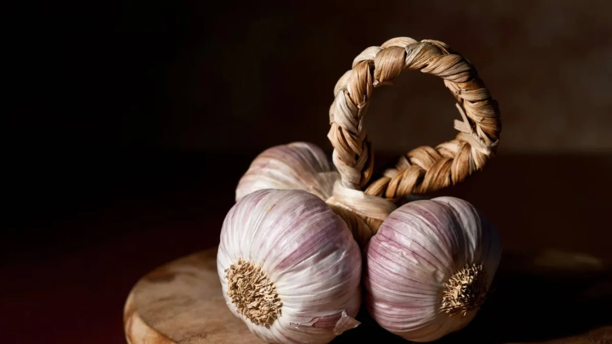 Faça isso com o alho e ele vai durar para sempre: Com esse método simples, ele permanecerá aromático por dois anos
