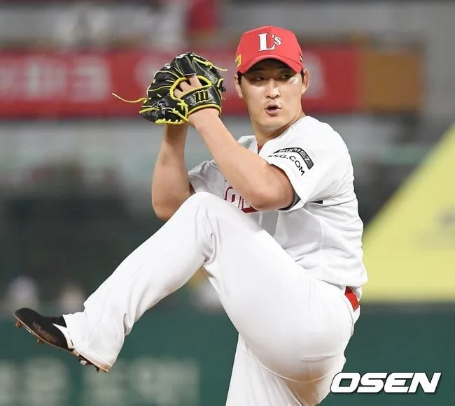 ‘SSG 방출→울산 입단’ 세이브왕 출신 외야수, 4년 만에 투수 등판하다....'깜짝 이도류' 2안타 1타점→1이닝 무실점