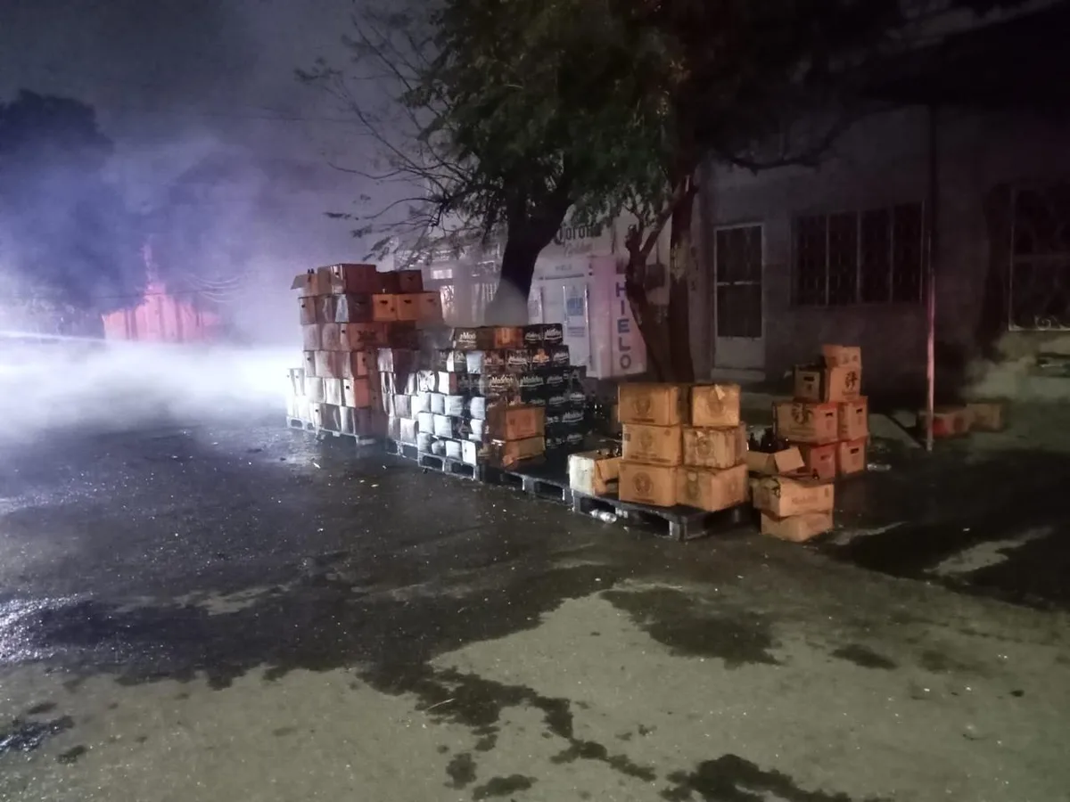 Incendio consume bodega de cerveza en Torreón; deja solo daños materiales