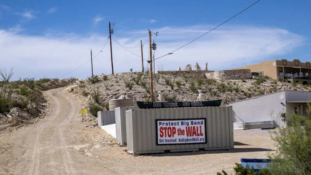 L'administration Trump met un coup de frein au projet de barrières anti-immigration au Texas