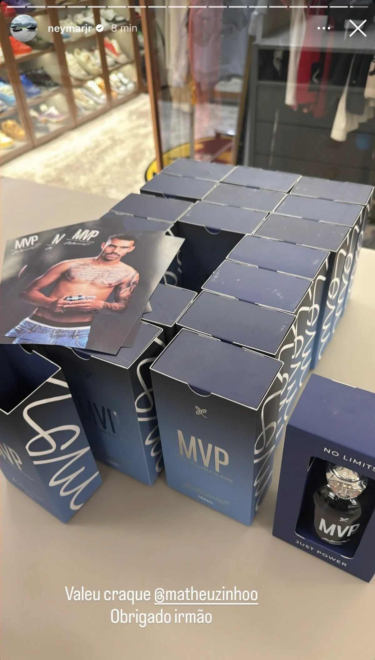 Matheuzinho, do Corinthians, presenteia Neymar com perfumes de sua coleção