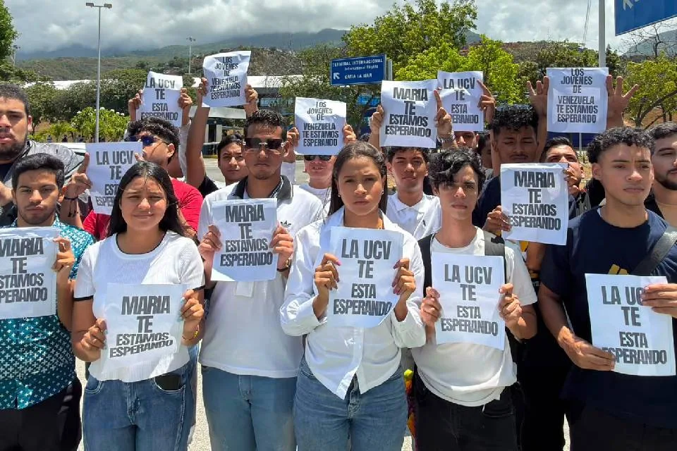 Ucevistas exigen en Maiquetía que se permita el retorno de María Corina Machado