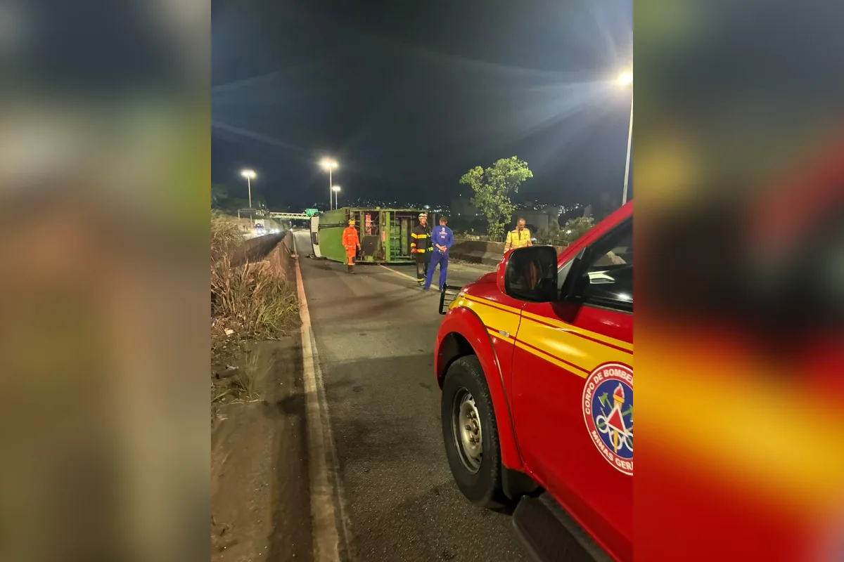 Motorista perde controle e caminhão de lixo da SLU tomba no Anel, em BH