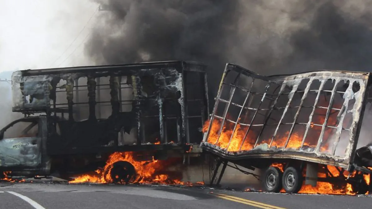 Michoacán ‘arde’ por quema de autos y bloqueos en carreteras: ¿Qué puntos están cerrados HOY?