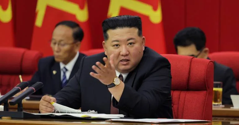 Kim Jong Un promete apoio "inabálavel" à Rússia na guerra