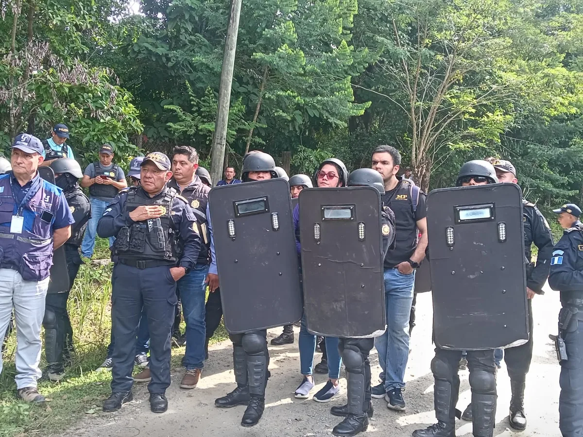 “Vamos jefe, ya vamos a llegar”: Un policía fallece y dos más resultan gravemente heridos en un desalojo en Guatemala