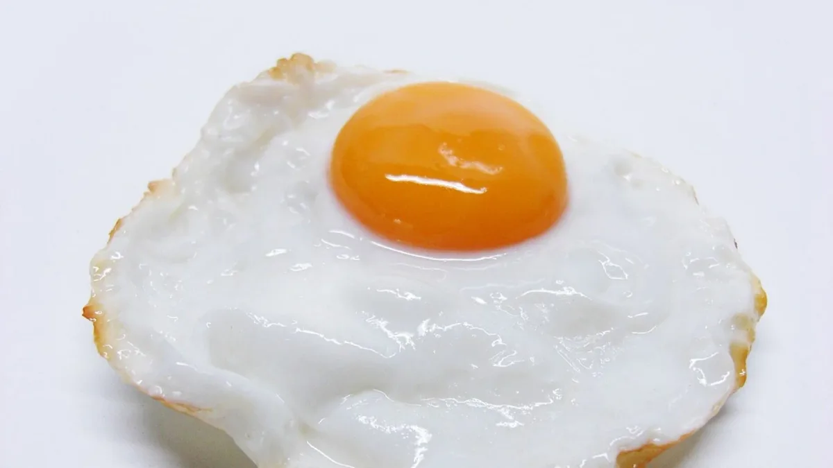 El sencillo truco para evitar que el aceite salpique al freír un huevo