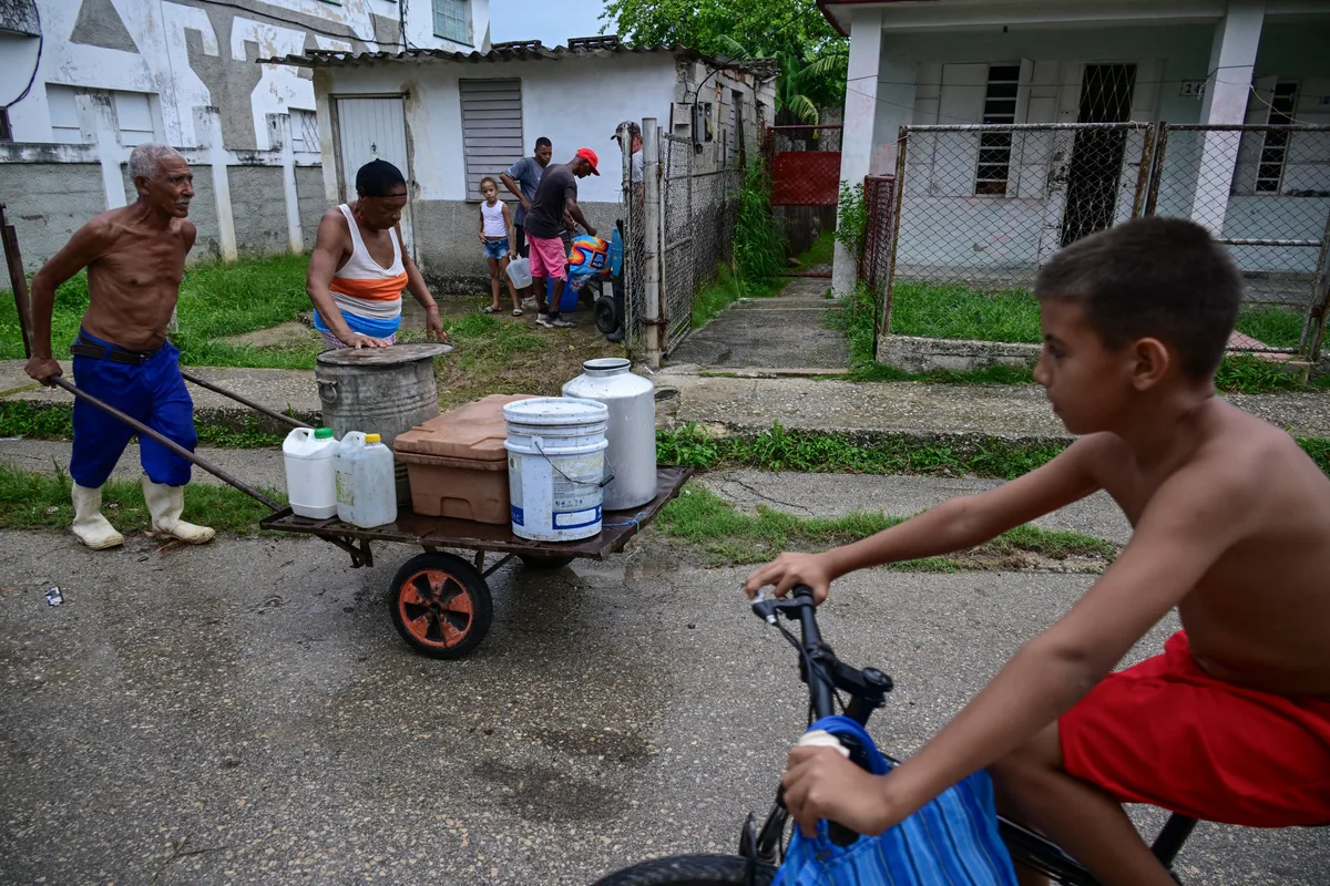 Cubetas, botellas, bidones o cualquier depósito: todo por conseguir un poco de agua en Cuba