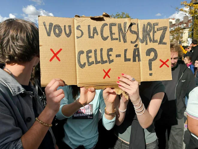 Révolte de la jeunesse: l’étrange confiscation des pancartes par la police