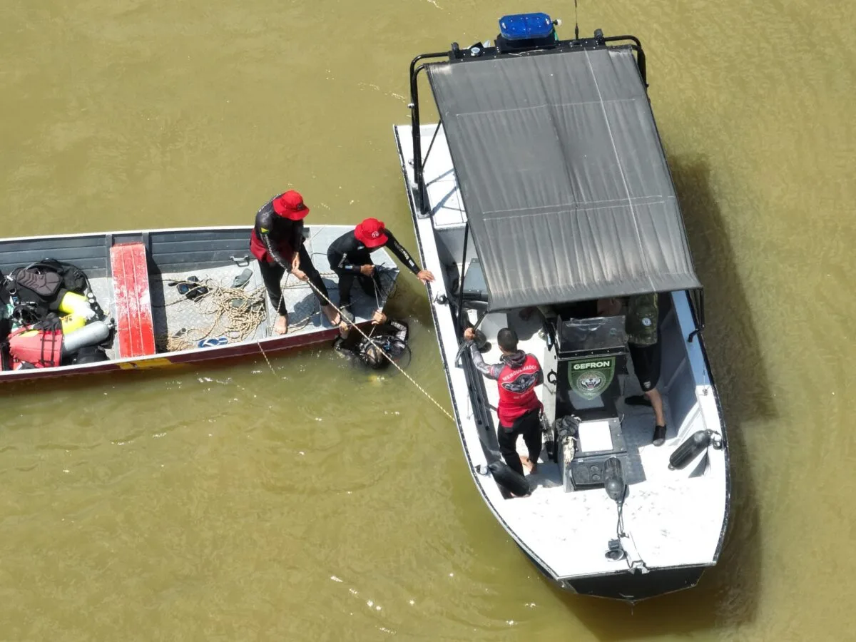 Sonar é usado em operação de mergulho que busca criança de 8 anos no Rio Juruá