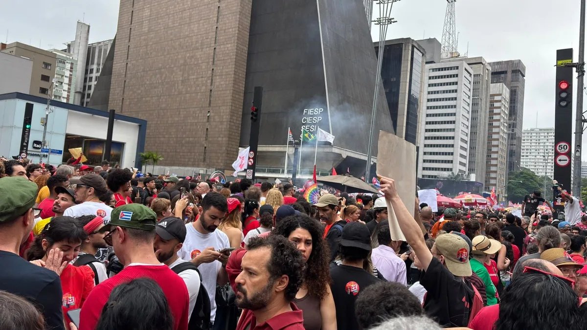 VÍDEO: Tarcísio fecha Metrô e cria tensão e revolta em ato pró-Lula na Paulista
