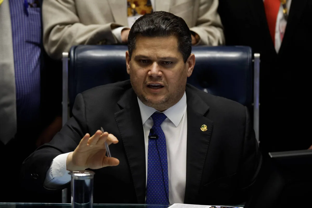 Senado diz a Fux que informar visitas de Vorcaro e esposa de Moraes pode expor parlamentares